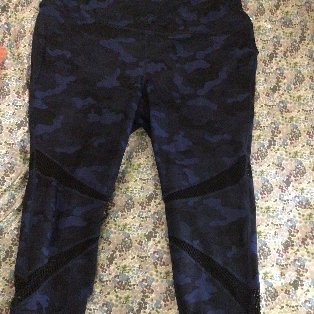navy blue exercise Capri size 3 Torrid